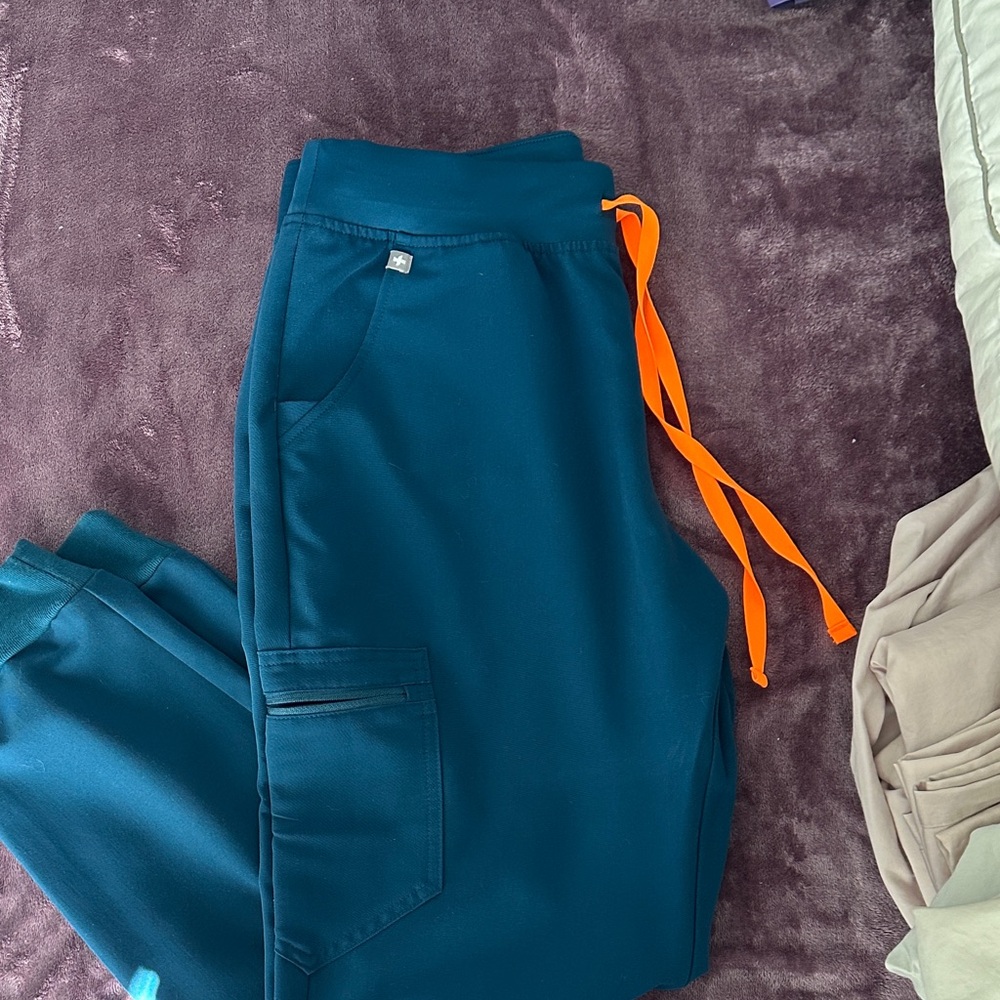 Figs Women’s Zamora Joggers in Deep Reef with Bright Orange tie sz med